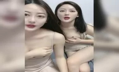 Hai chị em xinh đẹp khoe vóc dáng duyên dáng với thế giới