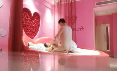 Ang pangalawang shot ng online dating ay nagpapakita na ang isang 22-anyos na babaeng naka-white collar ay may espesyal na sex at electric room. Siya ay pagod at paralisado.