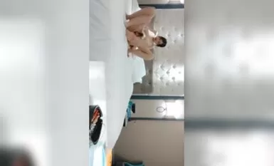 大海浪探花挺廋大奶妹纸啪啪，翘着屁股深喉口交，抬腿侧入边操边摸奶子，上位骑乘让妹纸动