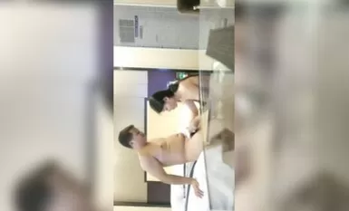 Lelaki itu kesepian di hotel dalam perjalanan perniagaan dan bergaul dengan seorang wanita muda yang cantik berdekatan. Dia mempunyai seorang model dengan payudara yang cantik dan kaki yang panjang.