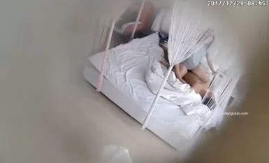 苏纱幔主题宾馆欣赏大学生情侣开房造爱除了睡觉剩下的都是啪啪亮点是晨炮干的真猛尤其女上位眼镜骚货使出了浑身力量猛摇