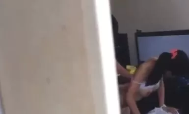 Mengintai dua orang pelajar makan buah terlarang di rumah, pergerakan mereka sehijau wajah mereka Nampaknya sukar untuk diselitkan dialognya.