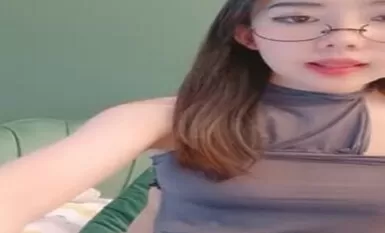 Video siaran langsung berbilang hari penaung Bansu tentang seorang gadis dengan susuk tubuh yang menakjubkan tanpa air (1)
