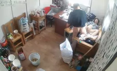 家族工廠攝影機被黑TP弟弟跟嫂子辦公室偸情嫂子太騷屋內桶裡尿尿完褲子不提等著被幹內射肏的尖叫原版無水印