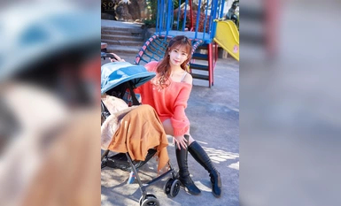 START-078 Influencer, một bà mẹ hai con, là một bà nội trợ đĩ điếm, dành mọi căng thẳng của công việc nhà để quan hệ tình dục với bạn tình thứ hai được chồng chấp thuận. Mana Sakura