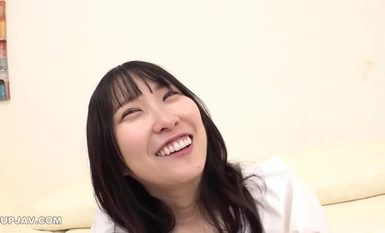 [马赛克毁灭]IENFH-32502 在一所非常著名的大学就读的正经女大学生有非常尴尬和仓促的赤裸裸的性行为！她敏感的阴道口被紧紧抓住，她想要被干到深处，于是她湿漉漉的阴道被生生插入，滑腻腻的！栗宫绘里香的阴部被插入后变得紧绷...