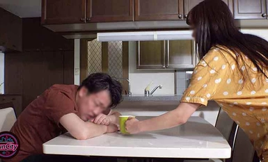 FJIN-021 壞女人美容師 我愛上了一個美麗的女人，她用 1 厘米的布摩擦她的豐滿屁股來誘惑和挑逗我......綾瀨真菜