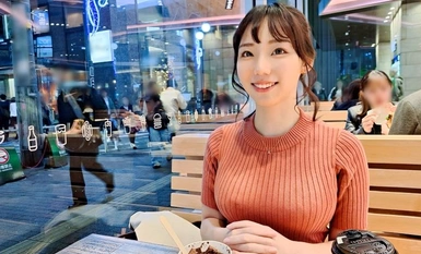 SIRO-5254 [友好、活跃的剑龙] 这里有一位可爱的娃娃脸大学生，笑容亲切！她是一个非常友好亲切、脸上挂着可爱笑容的大学生。///她首先使用振动器，然后使用阴部！她做爱直到性欲得到满足！