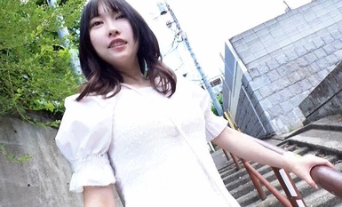 IENFH-32502 某名牌大学的正经女大学生在赤身裸体的情况下感到非常尴尬和不耐烦！她敏感的阴道口被紧紧抓住，她想要被干到里面最深处，于是她的湿漉漉的阴道被插得又生又滑！栗宫绘里香的阴道被插入深处后变得紧绷...