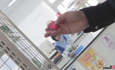 SDAM-112 接客態度の悪いコンビニバイト娘に無理矢理、媚●付きリモバイ仕込んで制裁失禁させたった！仕事中にも拘わらず店内のあらゆる場所でスイッチオン！媚●で屈●濡れしたオマ●コに挿入すると中出しSEXに溺れ狂う！！