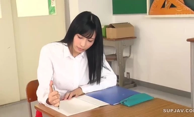 [摩西毁灭]ARM-842 恋足癖在工作中暴露无遗，一名女下属的双腿被反复制造射精。