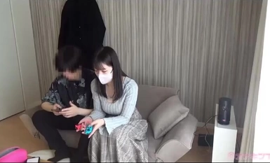 FC2-PPV-4386865 限前 200 套 5980 → 4980 [本片超过 150 分钟] [胆大包天的家庭潜入] G 杯男神式美女闯入与男友同居的爱巢。她趁男友不在，在客厅和卧室里与他乱搞。
