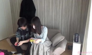 FC2-PPV-4386865 限前 200 套 5980 → 4980 [本片超过 150 分钟] [胆大包天的家庭潜入] G 杯男神式美女闯入与男友同居的爱巢。她趁男友不在，在客厅和卧室里与他乱搞。