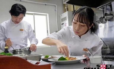 SUWK-017 前偶像酒店主厨桐里枫被迫屈服于一位著名美食评论家，该评论家对她进行性骚扰，并闪烁其词地发表骚扰性低分评论和枕头大战。