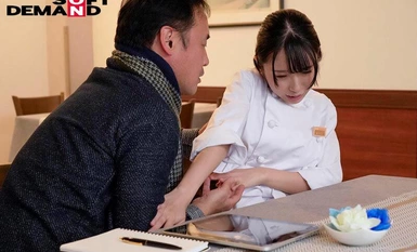 SUWK-017 前偶像酒店主厨桐里枫被迫屈服于一位著名美食评论家，该评论家对她进行性骚扰，并闪烁其词地发表骚扰性低分评论和枕头大战。