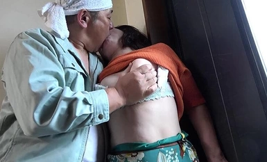 RD-1227 Wanita Matang Percintaan lucah di siang hari Adik lelaki tidak dapat menahan aurat isterinya dengan kemaluannya... Seorang isteri berusia 50 tahun diserang di pintu masuk oleh seorang lelaki dalam perniagaan perobohan.