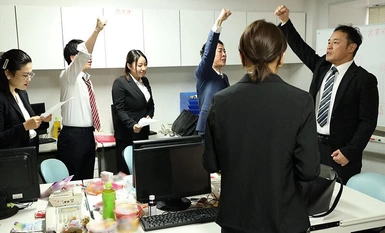 DVMM-085 新卒ま○こは性欲処理がノルマのブラック企業。中出しザーメン便器担当:入社1年目東雲はる 朝礼/デスクで即尺/部署内4P乱交/オフィス内電マ/外回り中出し/コピー機立ちバック/昼食/パイズリ/玩具攻め/社内不倫/生ハメ中出し/退勤