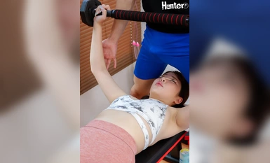 HUNTC-089 当你成为一名时髦的私人教练时，你就可以在一个封闭的房间里与美女独处！在一对一的环境中，你可以得到所有你想要的亲密接触和性骚扰！还有更多公然勃起的阴茎！