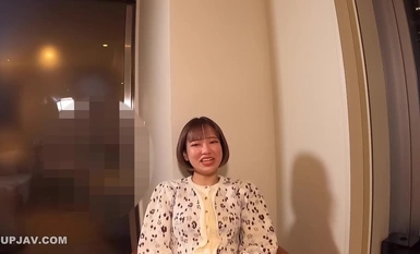 FC2-PPV-4147003 High Nozomi-chan 从自杀未遂中归来。她身着兔女郎装，尽显 S 型身材，阴道后壁被干得生疼。