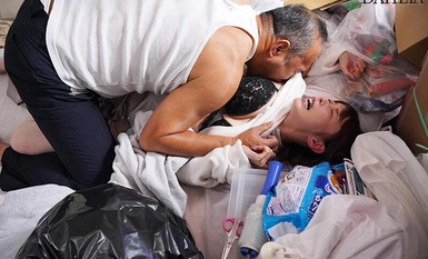 [Mozek dimusnahkan] DLDSS-282 Saya telah dicemari dari bahagian dalam faraj saya oleh seorang lelaki tua yang sesat di dalam bilik sampah. Maaya Irita