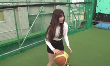 FC2-PPV-4330270 [无/首次拍摄] 麦当娜在学校！她在 NTR 和好朋友的女朋友在 Spo-Cha 玩的时候太兴奋了，直接在露天把自己的大鸡巴插了进去。特价优惠！