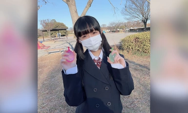 FC2-PPV-4327193 初撮影・顔出し！！明日まで限定！！えっ！？君は何歳なの！？まるで可愛い女のパンティーと溢れ出す愛液に理性崩壊・・・世の中に背徳感を感じ罪を覚悟で生中出し！！