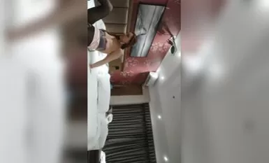 [Lão cặn bã đưa bạn đi tìm hoa], sóng lớn, thiếu nữ quyến rũ, tất đen và giày cao gót, dang chân và hung bạo xâm nhập vào âm hộ của cô ấy, hai cảnh quan hệ tình dục trong một đêm để khám phá sức mạnh của cô ấy