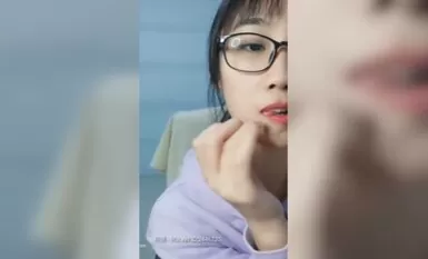 慰めてくれる人もなく、目を見開いた少女は一人でオナニーするしかない。