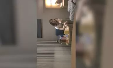 良い家族の女の子のコード部屋について寝取られ、白のTは、甘い若い女性に見える、チャットといちゃつくし、その後セックスを開き、足を持ち上げ、ファックにハードホールドを挿入喘ぎ声