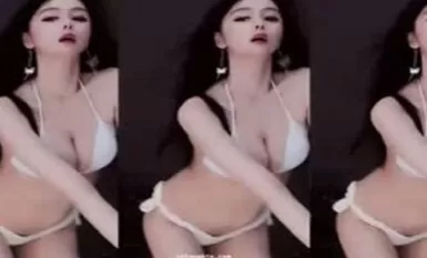 斗鱼超人气女神【张琪格】8月最新露点揉奶合集 29