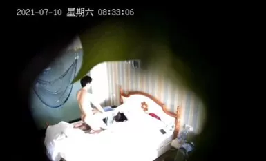 七月最新流出情趣飯店船長房攝影機偷拍小帥哥約炮眼鏡女友開房圖方便掀起裙子就乾呻吟刺激
