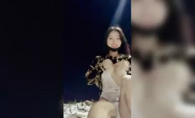 渣女来袭深夜跟大哥激情户外车震，全程露脸口交大鸡巴车内主动上位抽插，草了骚逼干菊花内射