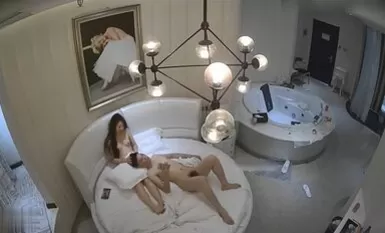 Anh chàng bẻ khóa camera giám sát 360 nóng lòng muốn cởi chiếc quần jean có hình thể đẹp nhất của bạn gái và cho cô ấy một cú mạnh đầu tiên.