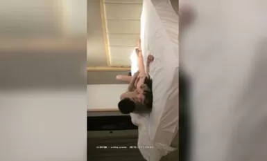'하얀 창녀'의 두 번째 장면은 아름답고 친밀한 1080p 복원 버전으로, 핥고 애무하고 키스하는 장면입니다.