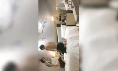 原91约妹达人 酒吧最新搭讪漂亮良家小姐姐 肤白貌美 身材玲珑有致 调情口交啪啪柳眉轻蹙