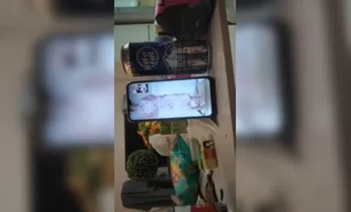 大早上跟农村阿姨来撩骚 这俩小伙的口味真是不一般 脱光抠穴摸乳 阿姨开心到爆