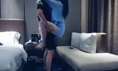 168CM修长美腿高端外围美女，喜欢你穿着高跟鞋，撩起包臀裙吸奶揉屁股，埋头舔屌互摸调情，跪在沙发上后入
