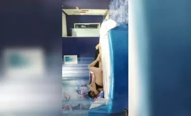 Uống rượu và quan hệ tình dục với một cô gái tốt. Trò chuyện và tán tỉnh trong khách sạn. Sau khi tắm, họ khỏa thân và tấn công bào ngư gợi cảm.