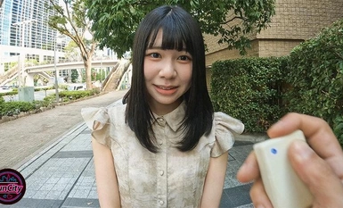 FJIN-011 敏感的萝莉塔女孩，19 岁，在一次尴尬的暴露约会中泄漏了大量的爱液