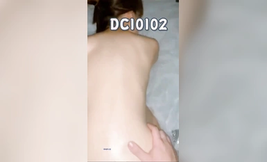 Mag-subscribe sa sobrang slutty hotwife [DC10102] sa Twitter, ang kanyang puki ay pink at malambot sa 3P na may props na nakalabas, at Ziwei climaxes at squirts (2)
