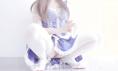 มีฮูเตา (มีฮูเตา) กระโปรงสีน้ำเงินและผ้าไหมสีขาว