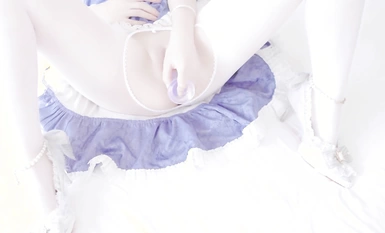 มีฮูเตา (มีฮูเตา) กระโปรงสีน้ำเงินและผ้าไหมสีขาว