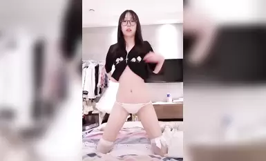 Sepuluh gelas, sembilan adalah slutty, dan satu kontras jalang