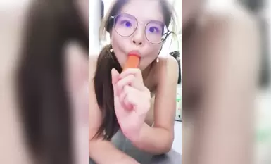 大長腿眼鏡反差妹 · 浴室用胡蘿蔔自懟
