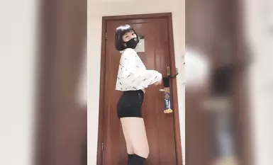推特女神福利姬【00後大隊長】未流出土豪私拍視圖合集，情趣制服紫薇銷魂可擼精盡人亡的節奏（9）