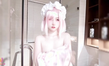 Pahalagahan ang mga mapagkukunan ng vanilla cat girl na nagko-cosplay gamit ang kanyang puki, nakasakay sa laruan at gumagalaw hanggang sa kanyang climax