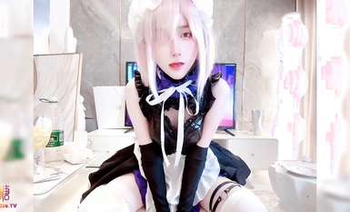 Pahalagahan ang mga mapagkukunan ng vanilla cat girl na nagko-cosplay gamit ang kanyang puki, nakasakay sa laruan at gumagalaw hanggang sa kanyang climax
