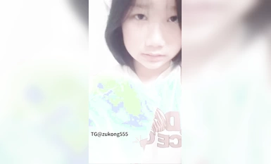 Isang napakahiyang high school na babae ang nagbuka ng kanyang puwitan para ipakita ang kanyang tutor sa unang pagkakataon, ang kanyang mukha ay namula sa kahihiyan