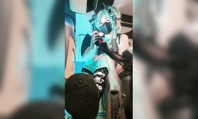 Wein Hatsune Miku but berkaki ayam sutera hitam (1)