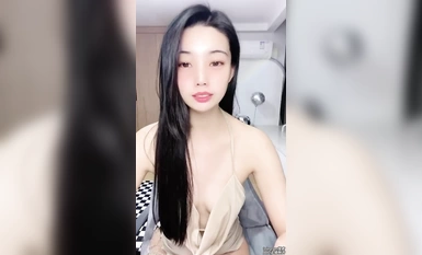 半糖【小兰心】满脸潮红，性感内衣挂肚兜露奶头，裸舞大跳(1)